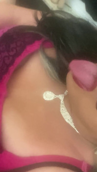 Krissy Sweets menggunakan cincin zakar dan mainan dubur