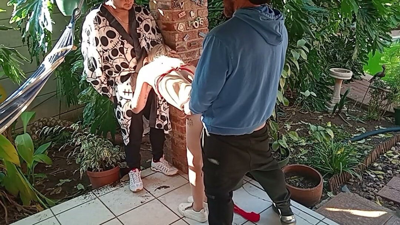 Bigjoefuckalott: Cewek hot rambut pirang lagi asik mainin dua tubuh jadulnya