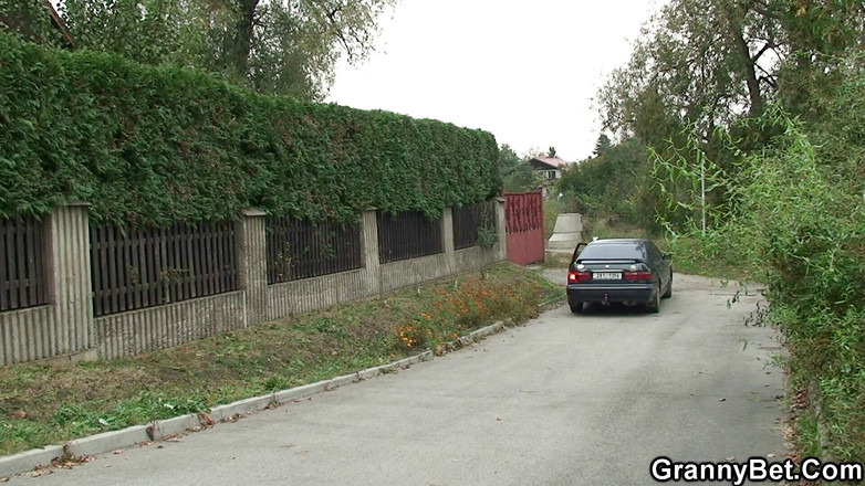 Granny Sluts: Bunicuța obrăznică de la țară umplută cu cremă