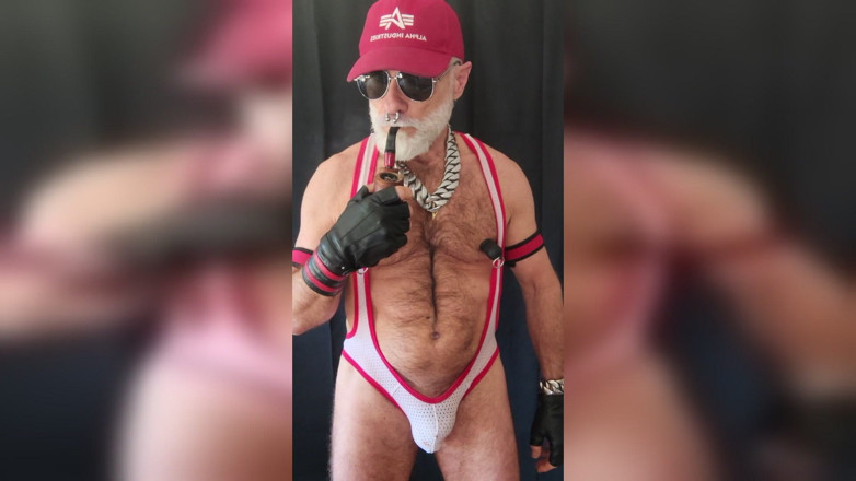 MusclesCigarsFFPig: Nipple Pig-singeln