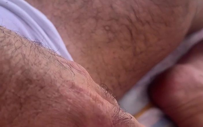 Daddybearvlc: Trempette rapide dans mes sous-vêtements blancs. J’adore la façon dont...