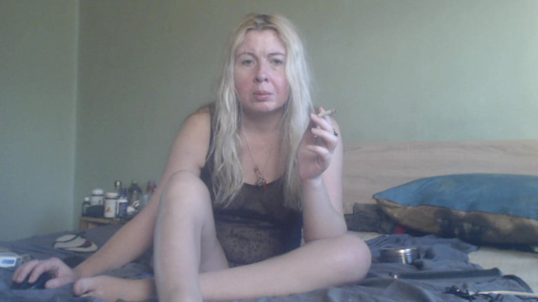 sunshinegoddes: Sarışın süper orta yaşlı seksi kadın losyonla mastürbasyon yapıyor
