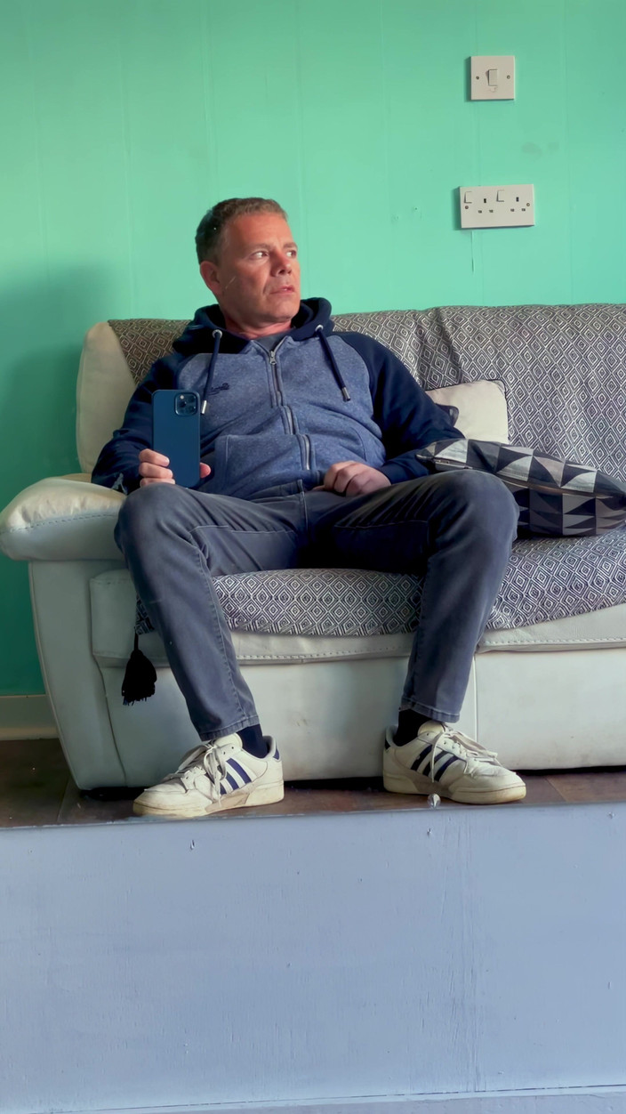 NakedFoxx: Riskabelt frisersalong sperma gnuggar till orgasm med människor i närheten