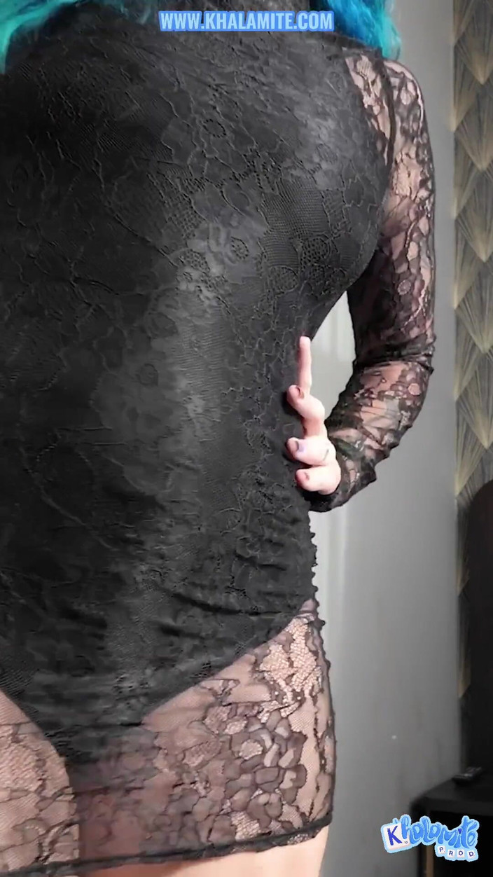 Khalamite: Försöker på min nya klänning framför dig - naken tjej