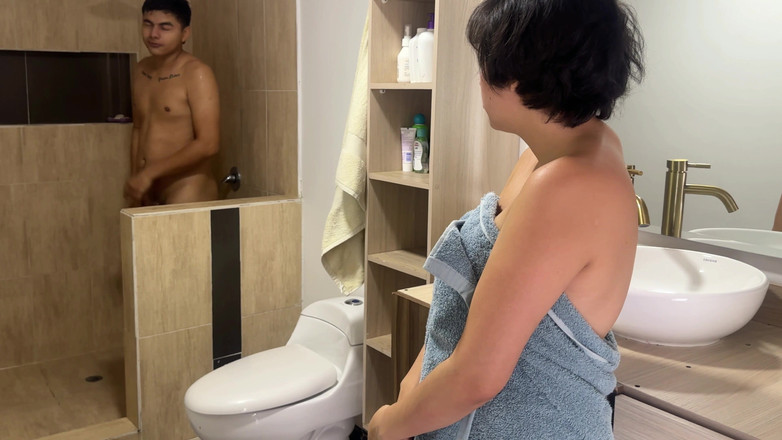 ManuelaAlvarez: Jag måste bada snabbt och min sexiga styvbror har inte...