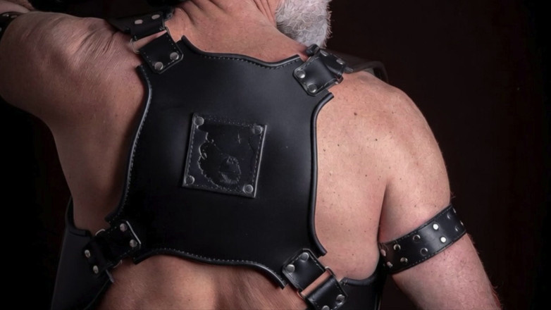 MusclesCigarsFFPig: Smoking, Stroking and Pumping