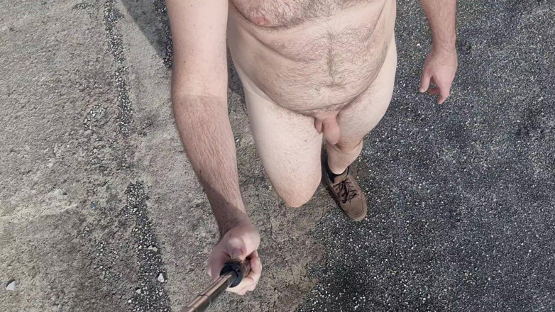 Mirko2589: Passeggia tutto nudo
