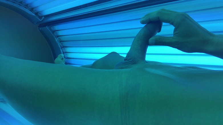 Jaymes Blonde: Tanning bed jerk off