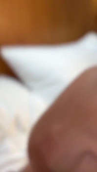 Nesestříhaný Twink šuká svalového hřebce bez sedla s červenou hlavou