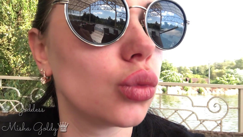 Goddess Misha Goldy: Sexy große lippen lecken &amp; lippen riechen &amp; kiss &amp; brille fetisch auf...