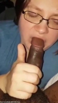 Succhiando appassionatamente il grande nero gemendo e gemendo