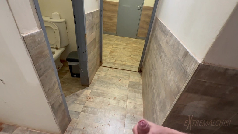 Extremalchiki: Masturbazione del giovane gay nello spogliatoio della palestra