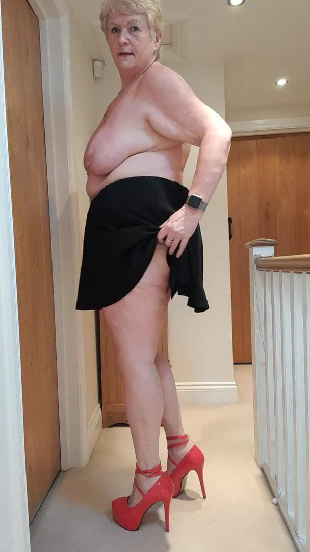 Uk Joolz: Jupe courte, pas de culotte, jambes nues et talons
