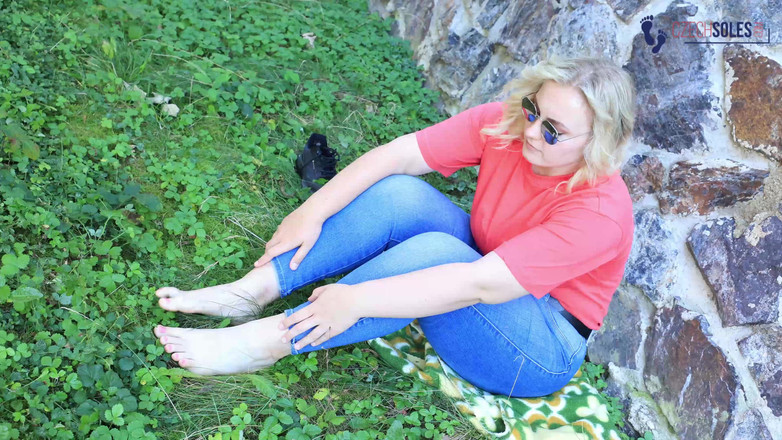 Czech Soles - foot fetish content: Büyük ayaklı iri güzel kadın kız röportajı