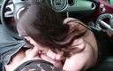 Dollscult: Blowjob im auto, während ich ihre titten berühre