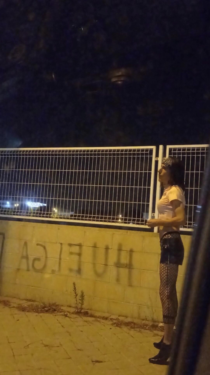 Penelopene27: Travesti exhibitionniste en plein air, partie 1