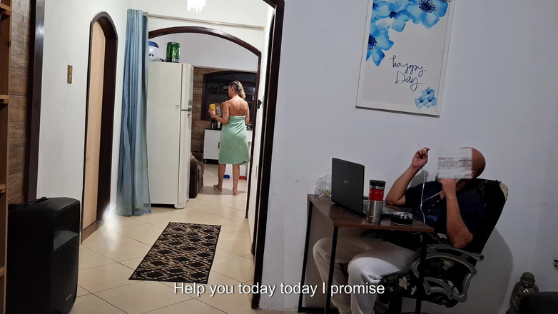 Victor SweetCoupleStories: Echte ehefrau betrügt ihren ehemann, während er beim lieferboten Kopfhörer...