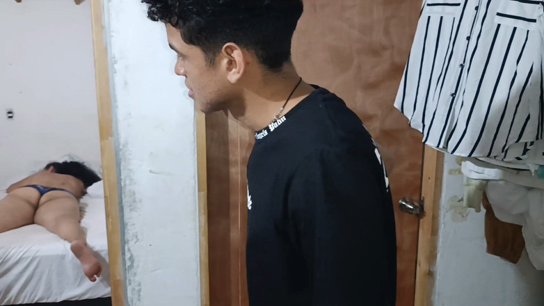 Milfcaliente69: 체육관에서 휴식을 취한 계모는 그녀의 큰 엉덩이를 반대할 수 없었기 때문에 결국 그녀를 따먹고 정액으로 가득 차게 되었습니다.