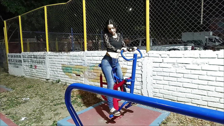 LorensSex: 近所の人がワークアウトをしている間、私は公園に遊びに行きます - 彼女は私がワークアウトするのを見るのが大好きです