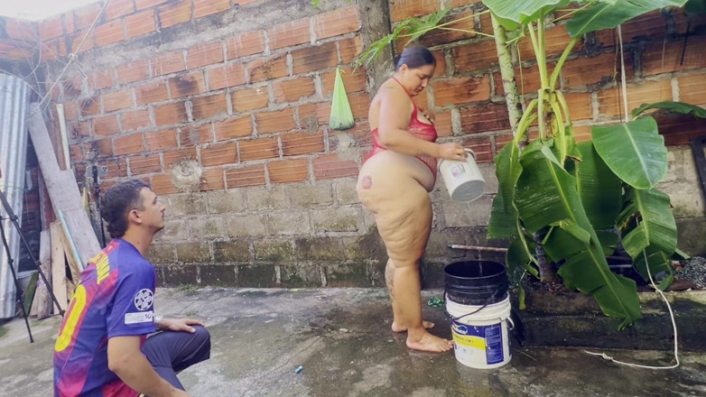 Lexly_16: mera parosi mere bagiche men jaata hai aur yah aashcharyajanak...