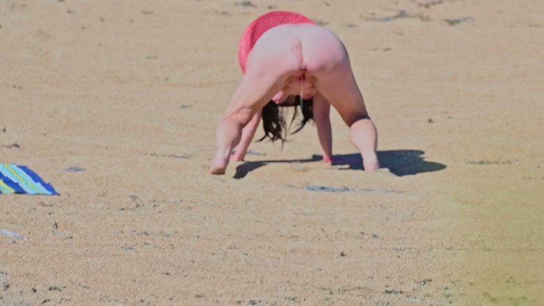 Leyla: Just Look What I Filmed on the Beach