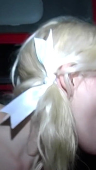 Busty Blonde Babe Cherry Treats jest na kolanach wysysających brudne doggersy