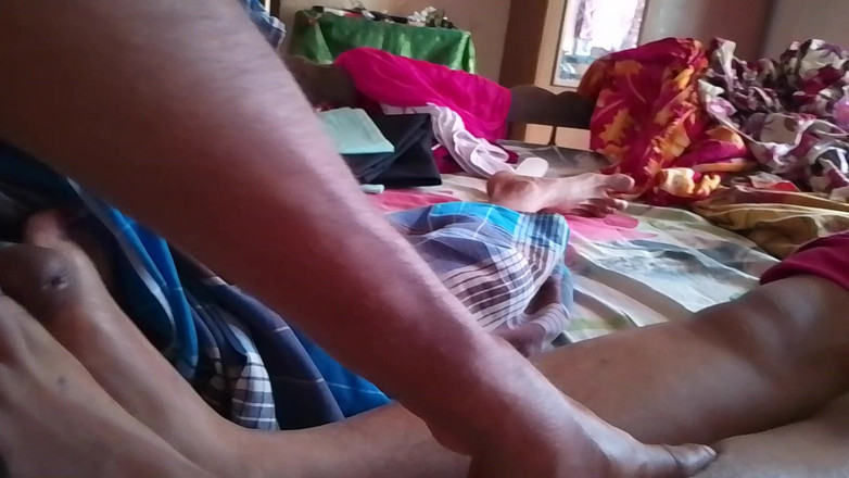 LEGSCOUPLE12: Indian village mädchen massiert den penis ihrer freundin mit ihren...