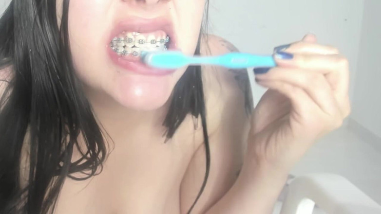 Golden domme: Saya melancap dengan berus gigi - Ludah