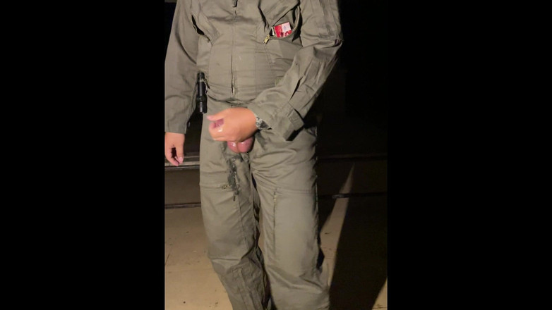 Hiroshi_cr: Selepas Kerja Selesai Memutuskan Untuk Melancap Dalam Jumpsuit Mekanik Saya...