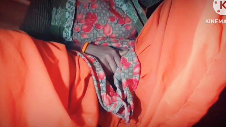 TricolorMusic3: Purtând o trage, ea se masturbează din partea de sus...