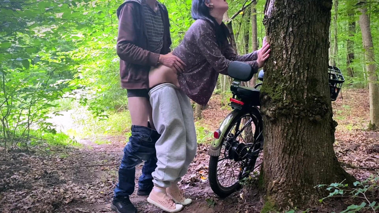 SweetAndFlow: Hloupá Brunetka Rozbila Kolo V Lese a Zaplatila Za Opravu...