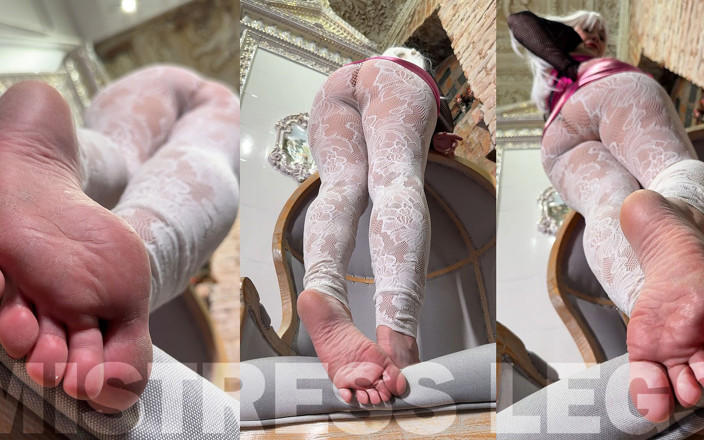Mistress Legs: 赤脚在椅子上挑逗 - 皱纹的脚底和蕾丝覆盖的屁股特写