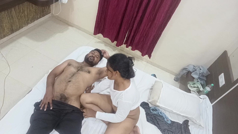 Horny Indian Couple: Справжня аматорська індійська пара займається домашнім сексом з ніжністю і з любов'ю