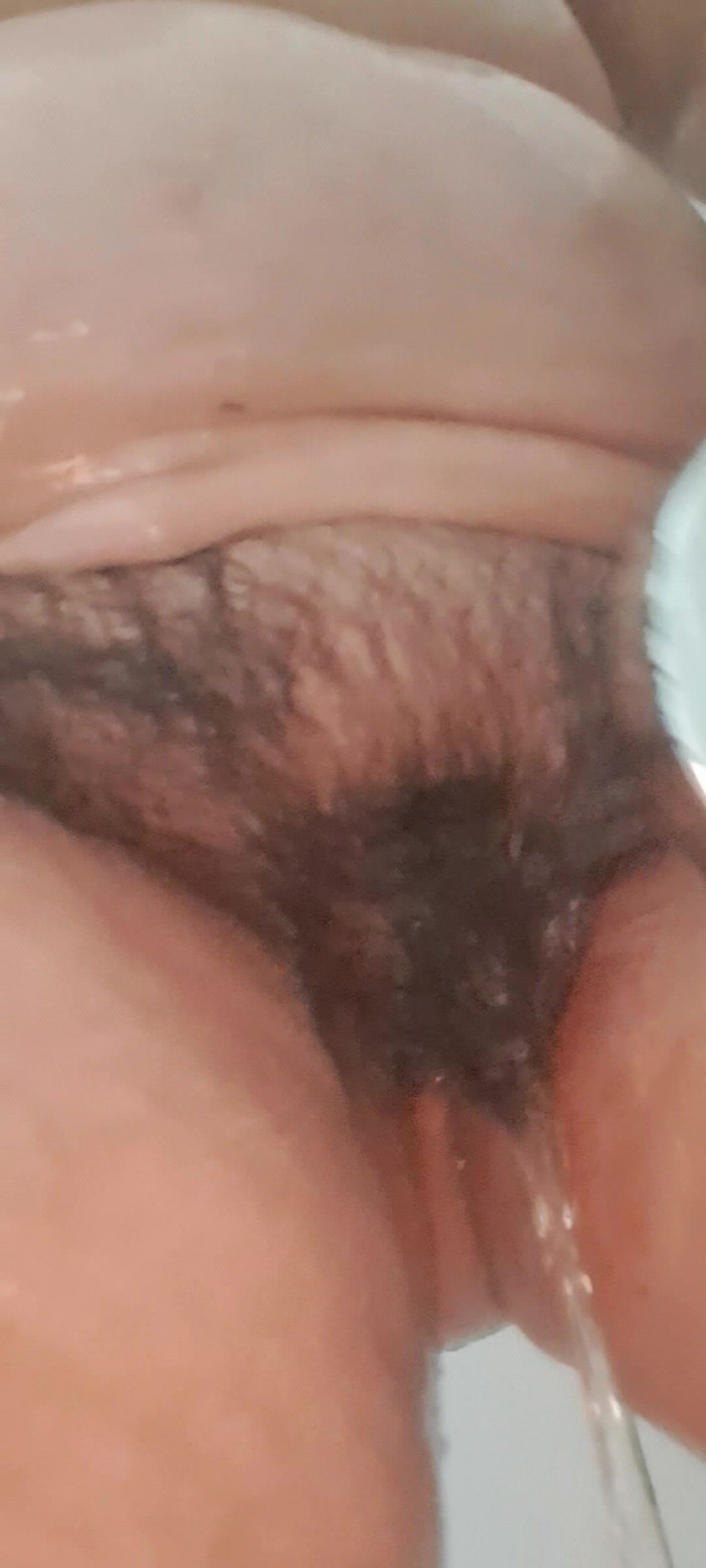 Mommy big hairy pussy: Une MILF mature sous la douche avec des seins et...