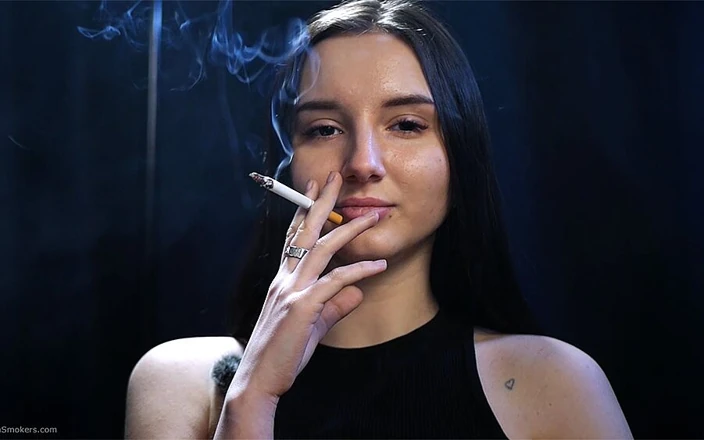 Russian Smokers: 优雅的黑发吸烟在黑色的衣服