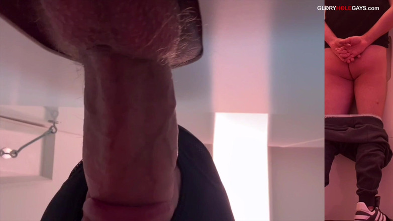 GLORYHOLEGAYS: Apa yang bersembunyi di celananya? Tamu gloryhole muda membawa sesuatu...