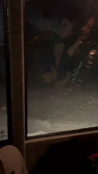 Threesome lereng ski malam hari