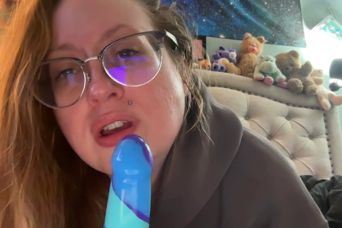 Honey Doll: Ich übe meine blowjob-fähigkeiten auf einem dildo