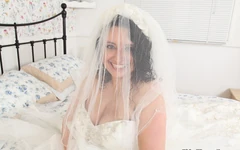 新娘来了，她把手指伸到她渴望的屄上