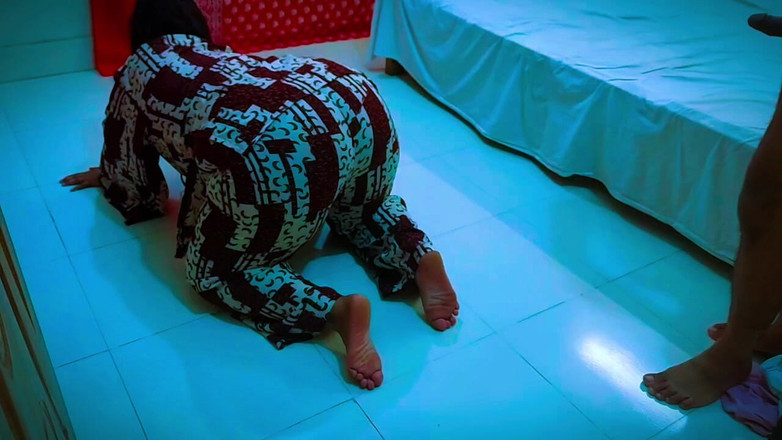 Your Boy's Cum: Hintli ateşli üvey anne odasını temizlerken üvey oğlu tarafından sikiliyor ve görüntülü...