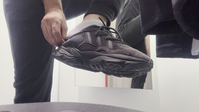 Apomit: Ung pojke i rem som försöker på nya byxor, söt...