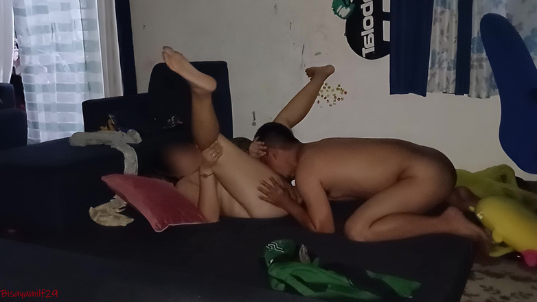 BisayaCouple29: Nadržená svobodná máma mě navštěvuje doma