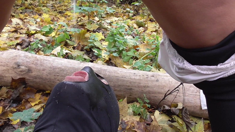 Femdom Austria: Mandi dengan kencing di hutan