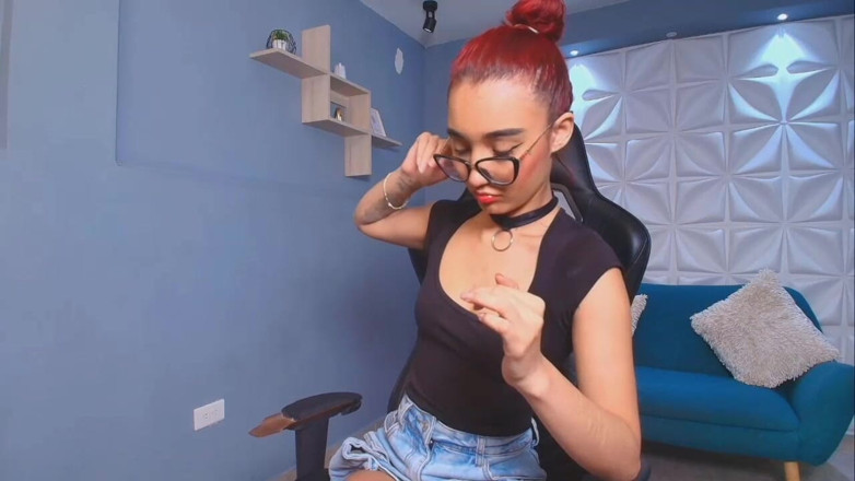 Lia Wood: Líbí se ti moje prsa? Napište mi a šukej mě