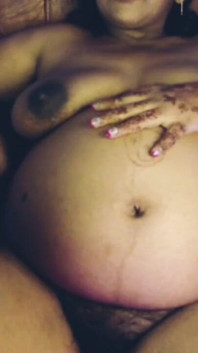 Pregnent lady brincando com show de nudez