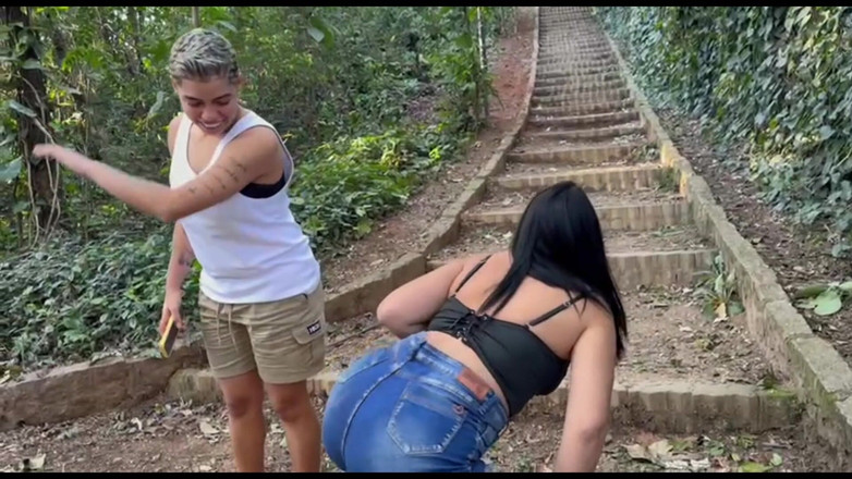 Lidi Ferrari: 小さな彼氏を連れて森の真ん中へ行った。裸になったんだ