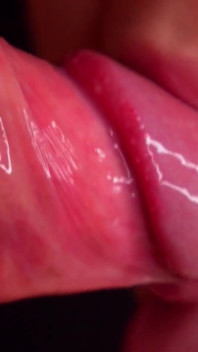 Super nahaufnahme blowjob - zunge, mund und lippen für deinen schwanz