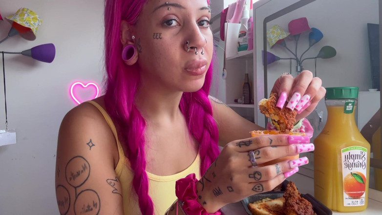 Nali Marie: ムクバン ホットチキン スパイシーな顔詰め ビンボー 過食 小柄なティーン スポッシュ POV モッツァレラ スティック 長い爪 食べ物 食べて