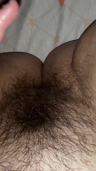 Gift amatör fru onanerar hennes håriga fitta tills hon cums två gånger