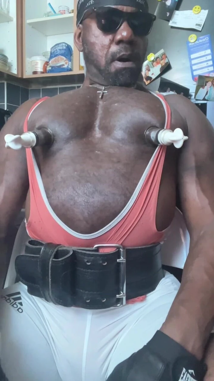 Black smoking muscle stepdad: 肌肉发达的爸爸吸烟乳头泵暨